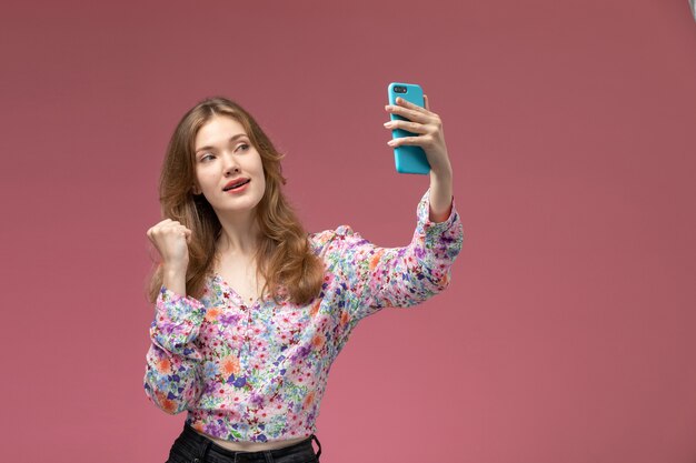 Vorderansicht junge Dame, die ein cooles Selfie nimmt