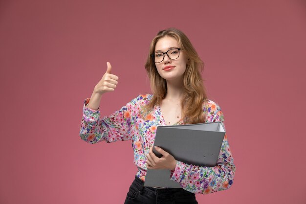 Vorderansicht junge Dame löste den Fall