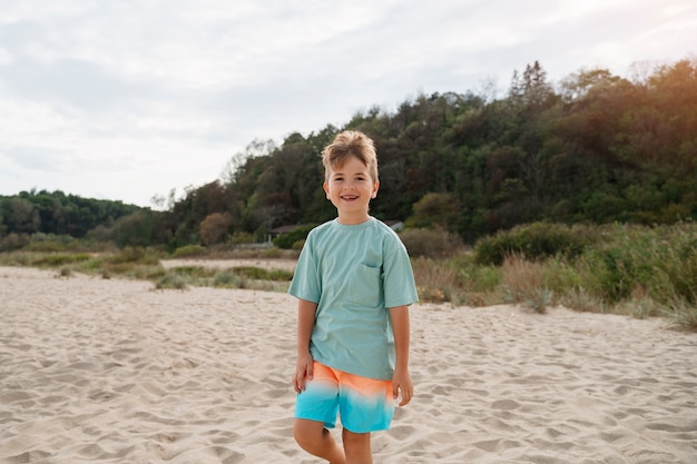 Kostenloses Foto vorderansicht junge, der spaß am strand hat