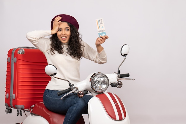 Vorderansicht junge Frau auf Fahrrad mit Ticket auf weißem Hintergrund Flug Straße Motorrad Urlaub Fahrzeug Geschwindigkeit Farbe