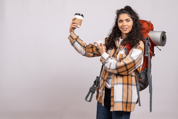 Vorderansicht junge Frau beim Wandern mit Kaffee auf weißem Hintergrund Touristenurlaub Campus Air Mountain Trip Forest