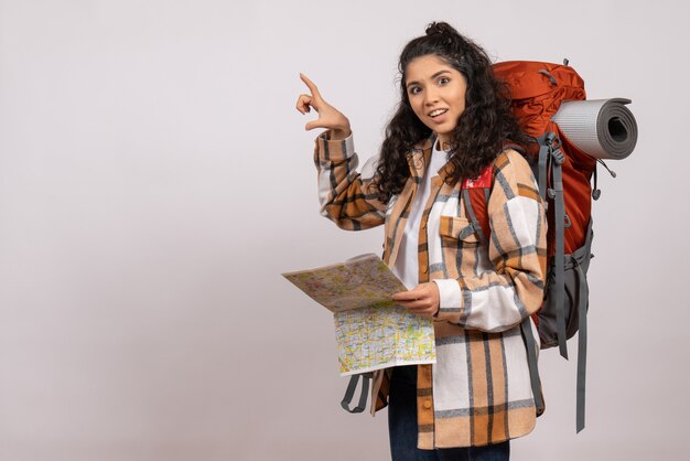 Vorderansicht junge Frau beim Wandern mit Karte auf weißem Hintergrund Höhe Campus Wald Bergtouristenluft Natur