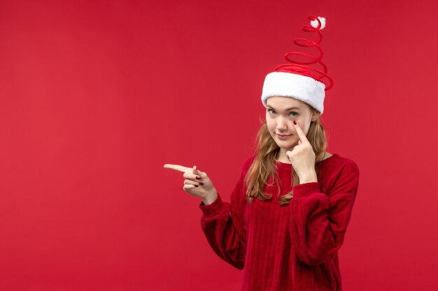 Vorderansicht junge Frau, die gerade steht, Weihnachtsfeiertag rot