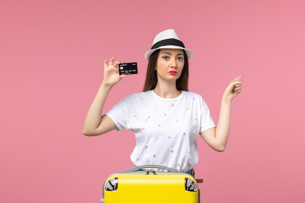 Vorderansicht junge Frau, die schwarze Bankkarte auf dem rosafarbenen Wandreise-Farbreisesommer hält