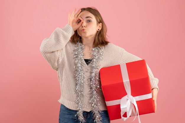 Vorderansicht junge Frau, die Weihnachtsgeschenk hält