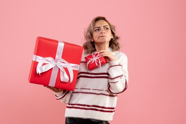 Vorderansicht junge Frau, die Weihnachtsgeschenke hält