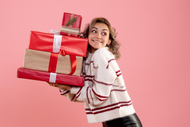 Vorderansicht junge Frau, die Weihnachtsgeschenke hält