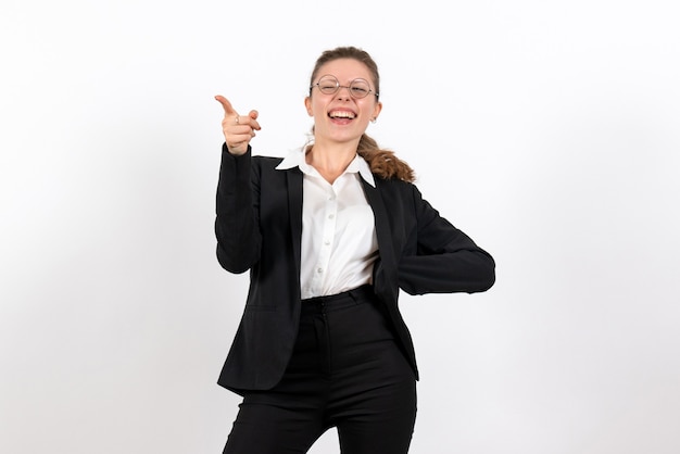 Vorderansicht junge Frau im strengen klassischen Anzug auf hellweißem Hintergrund Frau Job Business weibliches Arbeitskostüm