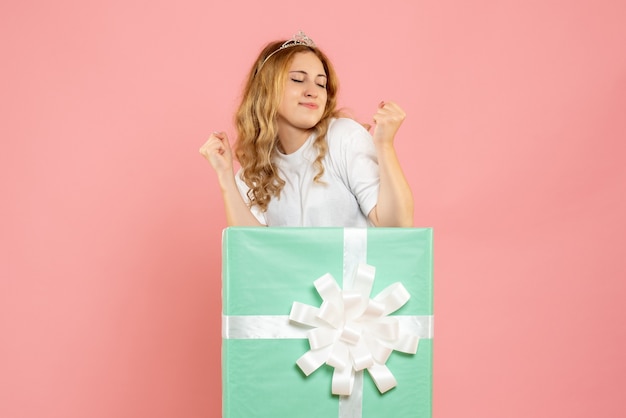 Kostenloses Foto vorderansicht junge frau in der blauen geschenkbox