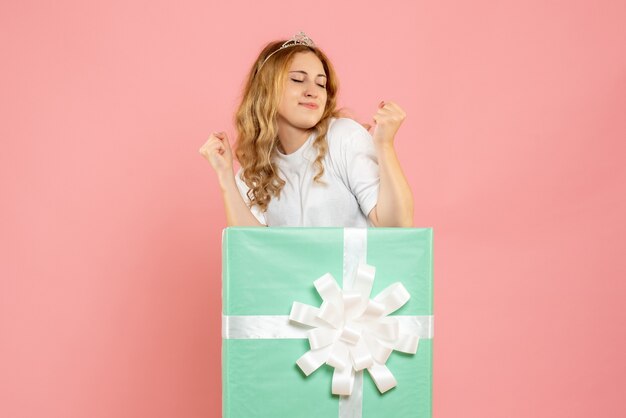 Vorderansicht junge Frau in der blauen Geschenkbox