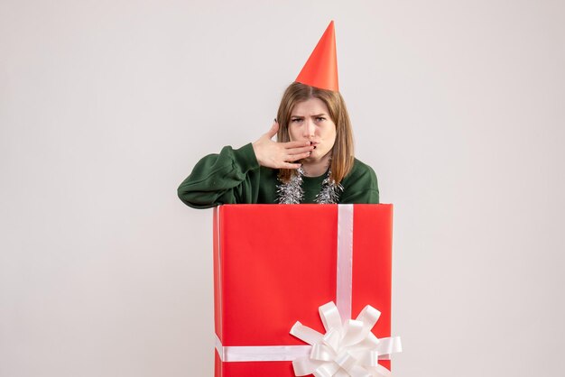 Vorderansicht junge Frau in Geschenkbox