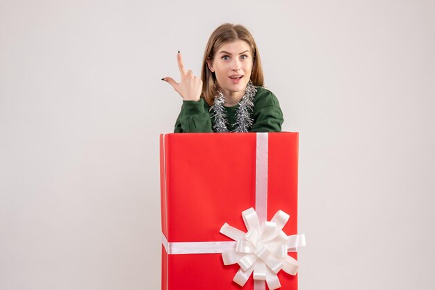 Vorderansicht junge Frau in Geschenkbox