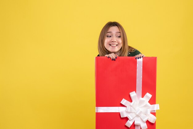 Vorderansicht junge Frau in Geschenkbox