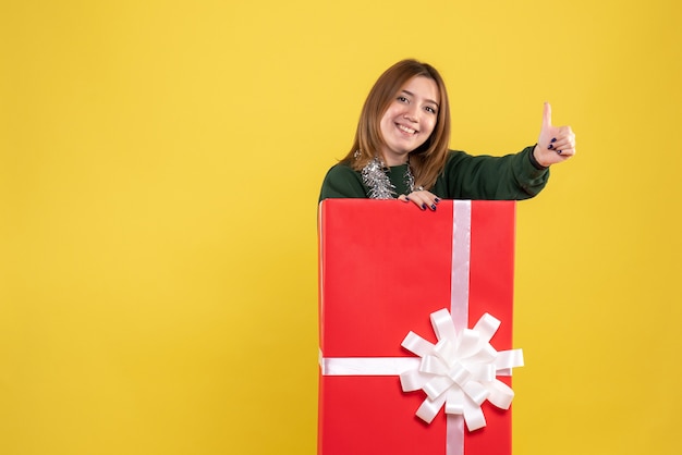 Vorderansicht junge Frau in Geschenkbox