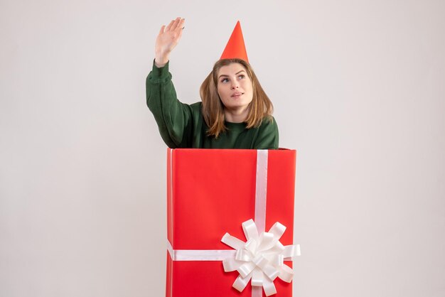 Vorderansicht junge Frau in roter Geschenkbox