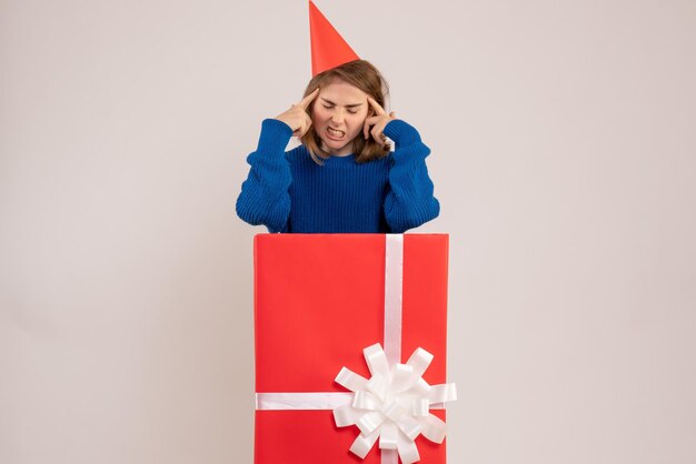Vorderansicht junge Frau in roter Geschenkbox