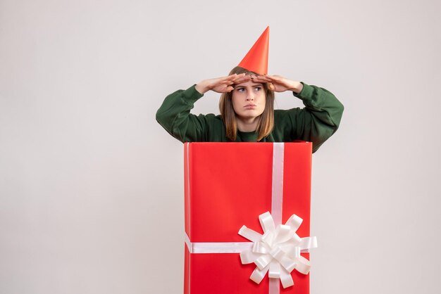 Vorderansicht junge Frau in roter Geschenkbox