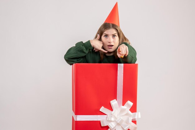 Vorderansicht junge Frau in roter Geschenkbox