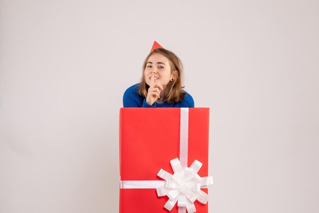 Vorderansicht junge Frau in roter Geschenkbox