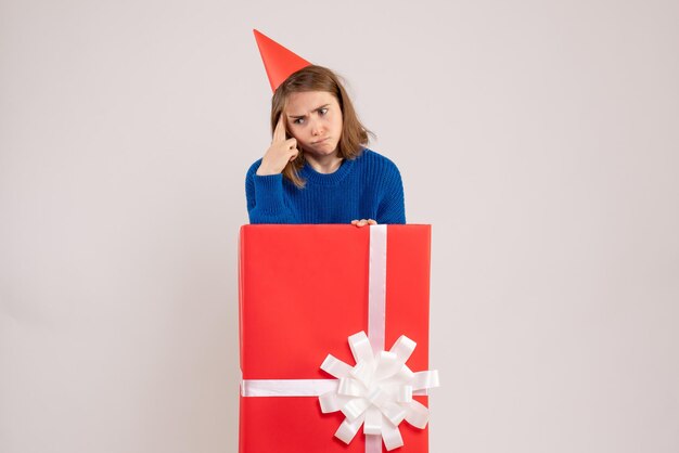 Vorderansicht junge Frau in roter Geschenkbox