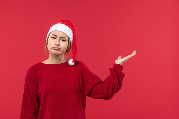 Vorderansicht junge Frau in roter Mütze Weihnachtsstimmung, rotes Feiertagsweihnachten