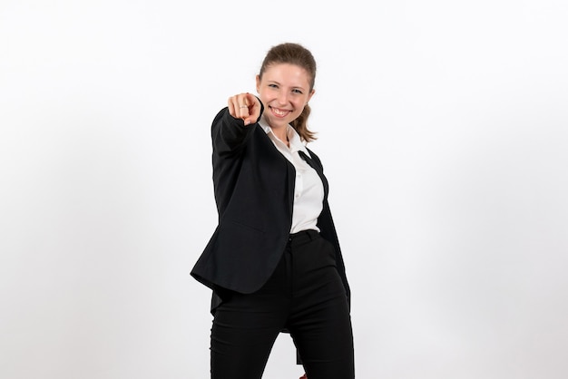 Vorderansicht junge Frau in strengen klassischen Anzug posiert auf hellweißem Hintergrund Job Frau Business Anzug Arbeit weiblich