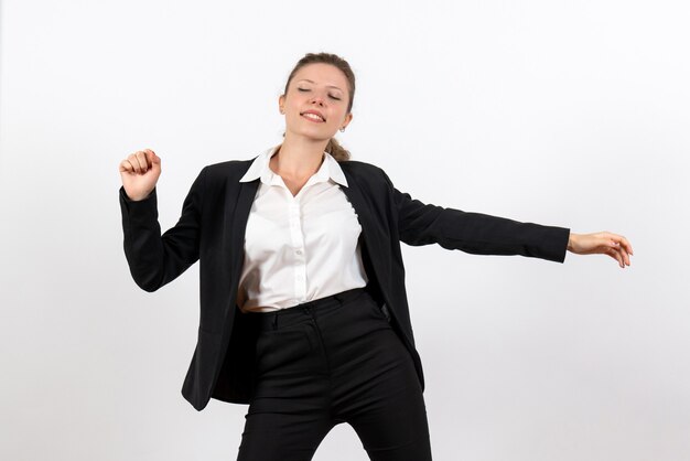 Vorderansicht junge Frau in strengen klassischen Anzug und Gähnen auf weißem Hintergrund Job Frau Business Anzug Arbeit weiblich