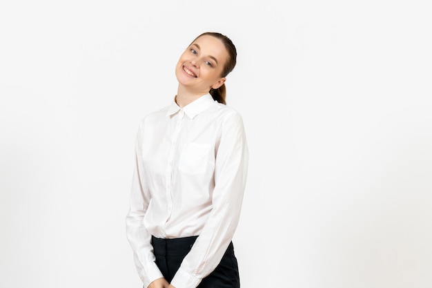 Kostenloses Foto vorderansicht junge frau in weißer bluse lächelnd auf weißem hintergrund bürojob weibliche emotion gefühl modell