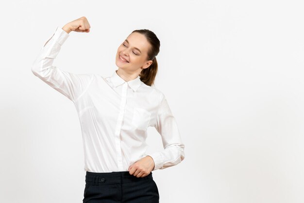 Vorderansicht junge Frau in weißer Bluse mit entzücktem Gesicht auf weißem Hintergrund Job Büro weibliche Gefühl Modell Emotion