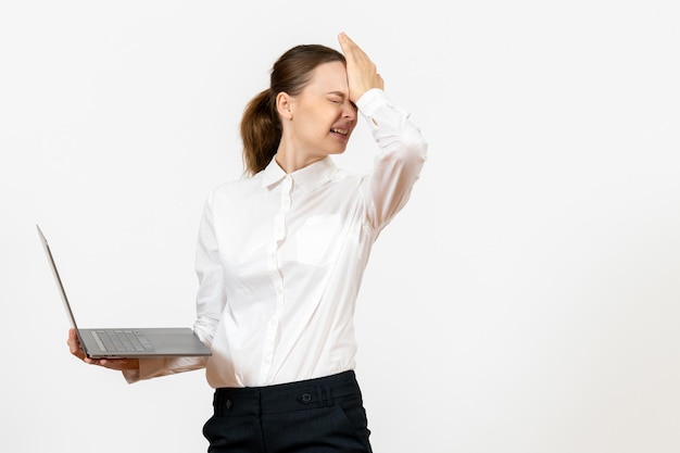 Vorderansicht junge Frau in weißer Bluse mit Laptop auf dem weißen Hintergrund Job Büro weibliche Gefühl Modell Emotion
