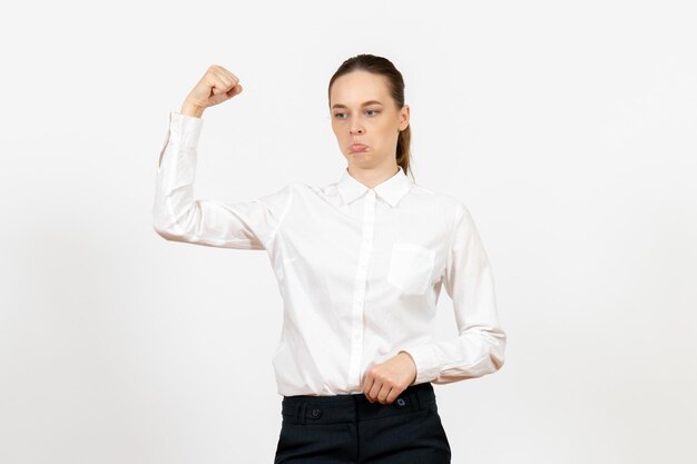 Vorderansicht junge Frau in weißer Bluse mit traurigem Gesicht auf weißem Hintergrund Job Büro weibliche Gefühl Modell Emotion