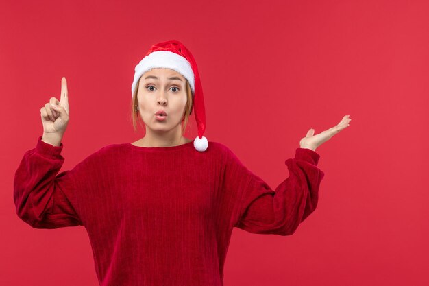 Vorderansicht junge Frau mit denkendem Ausdruck, rote Feiertage Weihnachten