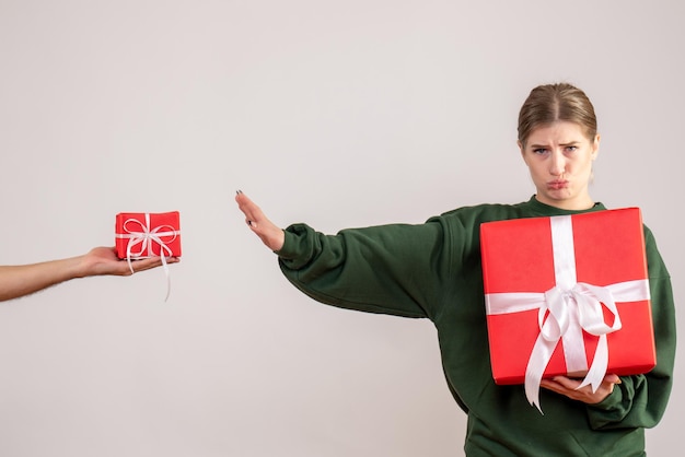 Vorderansicht junge Frau mit Geschenk und Annahme des kleinen Geschenks vom Mann