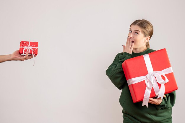 Vorderansicht junge Frau mit Geschenk und Annahme des kleinen Geschenks vom Mann