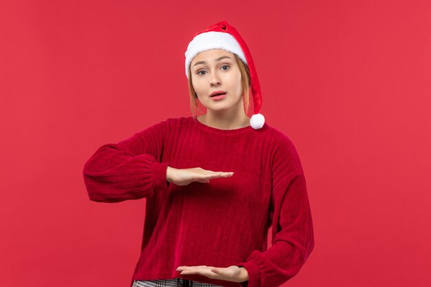 Vorderansicht junge Frau mit Größe, Weihnachtsferien rot