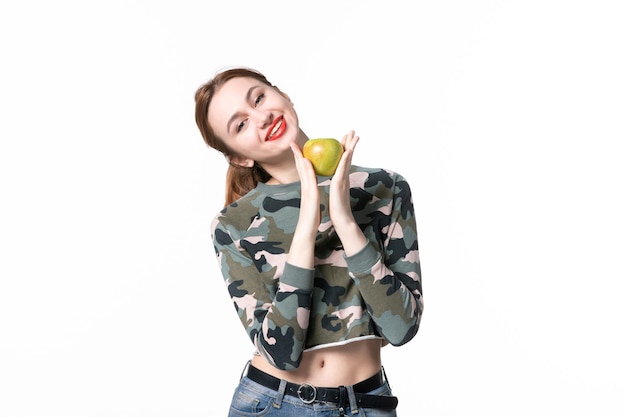 Vorderansicht junge Frau mit grünem Apfel weißer Hintergrund Mahlzeit Farben menschlicher Saft Gericht Essen Baum Pistole Diät Obst