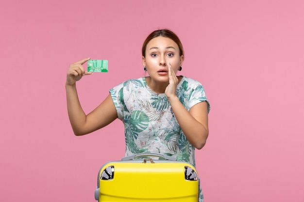 Vorderansicht junge Frau mit grüner Bankkarte im Urlaub auf der rosa Wand Reise Frau Reise Sommer Rest