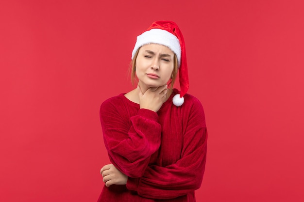 Vorderansicht junge Frau mit Halsschmerzen, Urlaub rote Weihnachten