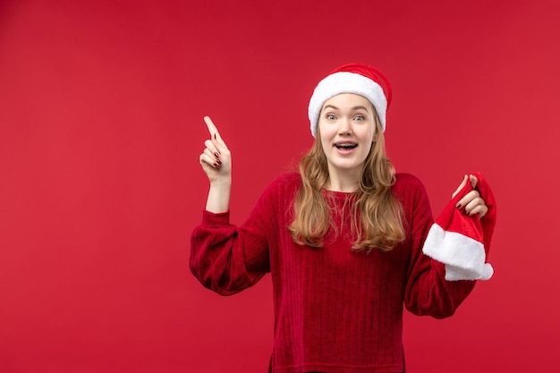 Vorderansicht junge Frau mit roter Mütze lächelnd, Urlaub Weihnachten