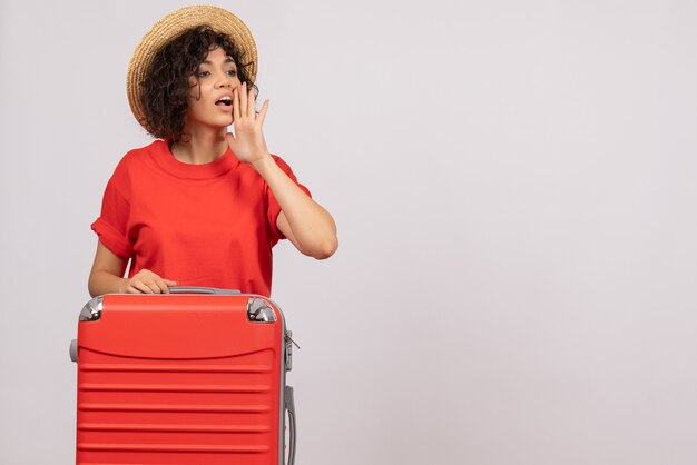 Vorderansicht junge Frau mit roter Tasche, die sich auf die Reise auf weißem Hintergrund Flugfarbe Flugzeug Rest Sonne Tourist Reise Urlaub vorbereiten