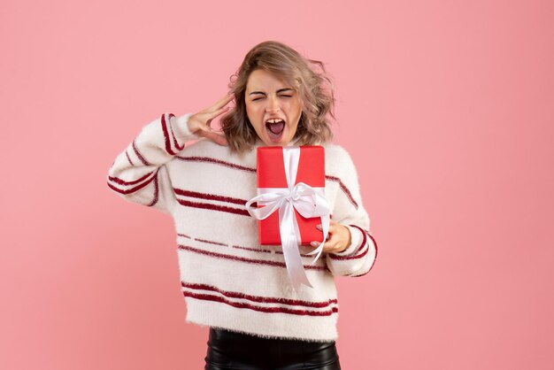 Vorderansicht junge Frau mit Weihnachtsgeschenk