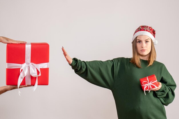 Vorderansicht junge Frau mit wenig Geschenk und Annahme des Geschenks vom Mann