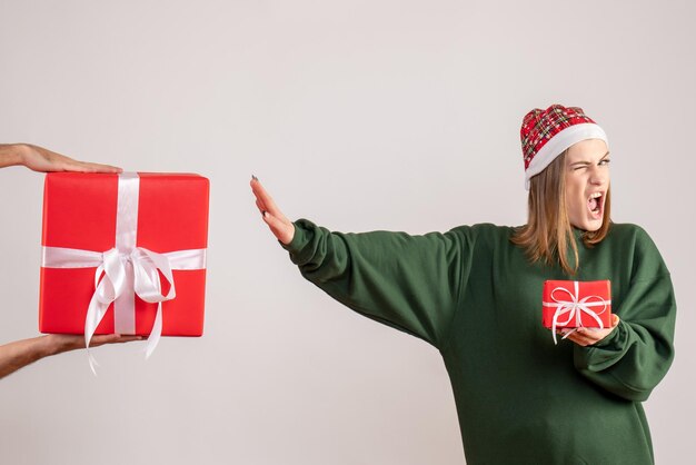 Vorderansicht junge Frau mit wenig Geschenk und Annahme des Geschenks vom Mann