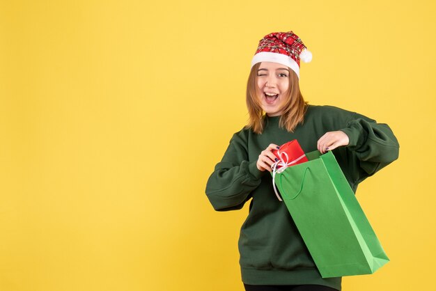 Vorderansicht junge Frau mit wenig Geschenk