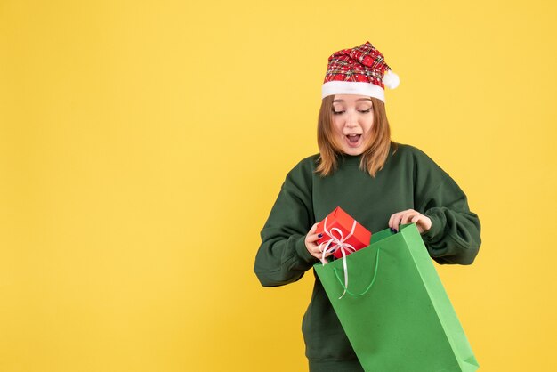 Vorderansicht junge Frau mit wenig Geschenk