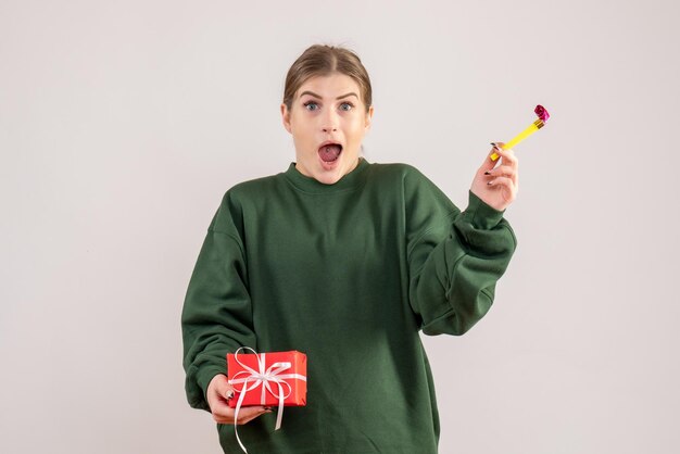 Vorderansicht junge Frau mit wenig Weihnachtsgeschenk