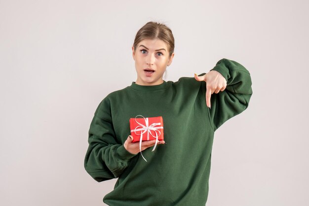 Vorderansicht junge Frau mit wenig Weihnachtsgeschenk