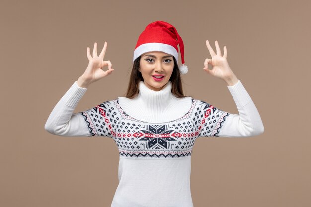 Vorderansicht junge Frau nur lächelnd auf braunem Hintergrund Emotion Weihnachten Neujahr