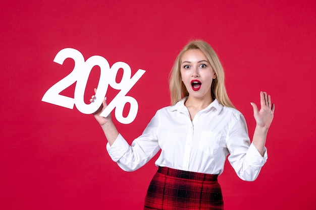 Vorderansicht junge Frau posiert mit auf rotem Hintergrund Einkaufen sinnlich weiblich liebevolle Mall horizontale Gleichheit Weiblichkeit