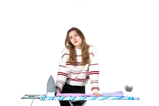 Kostenloses Foto vorderansicht junge hausfrau mit bügeleisen und bügelbrett auf weißem hintergrund